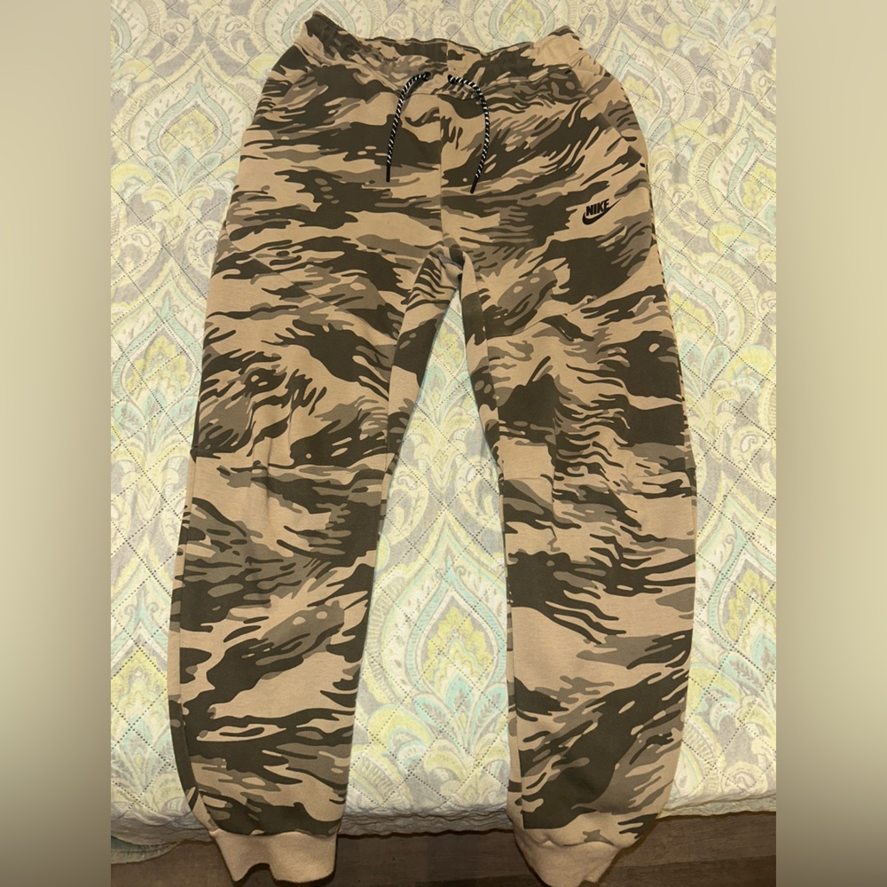 Nike Camouflage Jacket in Green and Tan - Picture 3 of 7